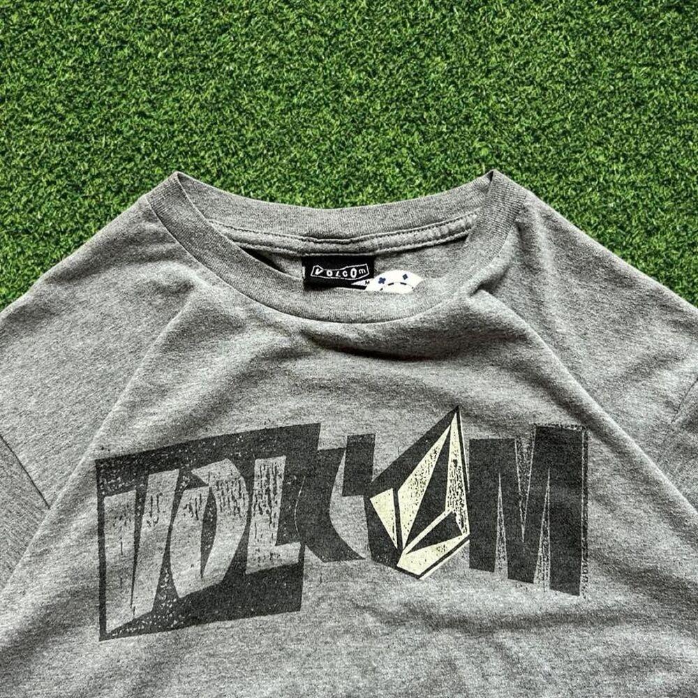 Volcom vtg 00s Y2K crazy surfwear graphic tee shirt